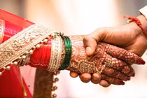 Chú rể “bỏ trốn”, cô dâu cưới luôn khách mời