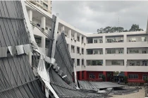 Mái che trường học ở Sài Gòn đổ sập do gió lớn