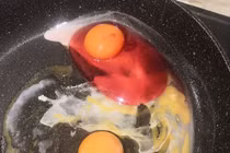 Đập trứng vào chảo, bà nội trợ hốt hoảng thấy lòng trắng màu hồng