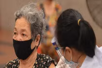 Những điều người lớn tuổi cần lưu ý khi tiêm vắc xin COVID-19