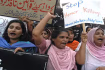 Lộ video thân mật với nam giới, cô gái bị cha bắn chết