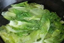 Xà lách không chỉ ăn sống, nấu kiểu này cũng tuyệt ngon