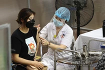 Người khỏe mạnh cần tiêm bao nhiêu mũi vaccine COVID-19?