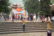 Nhiều du khách không đeo khẩu trang vô tư trẩy hội chùa Hương