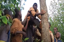 Chàng trai khuyết tật chỉ thích sống trong rừng ở Rwanda