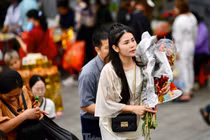 Đông khách “vay tiền” ngày vía Thần tài, Đền Bà Chúa Kho quá tải