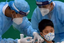 Đối phó với làn sóng dịch COVID-19 mới: Cần thiết tiêm vắc xin mũi 3 và 4