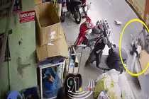 Clip: Húc văng người phụ nữ đẩy xe qua đường, tài xế ô tô nhẫn tâm bỏ trốn