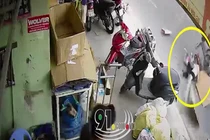 Clip: Húc văng người phụ nữ đẩy xe qua đường, tài xế ô tô nhẫn tâm bỏ trốn