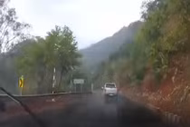 Video: Đường trơn trượt, xe bán tải mất lái lao thẳng dải phân cách