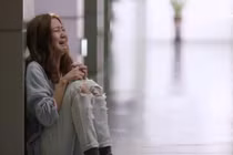 Con trai mất, mẹ chồng lại ngồi cười trước tủ, mở ra tôi bật khóc