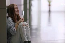 Con trai mất, mẹ chồng lại ngồi cười trước tủ, mở ra tôi bật khóc