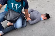 Hình sự đặc nhiệm nổ súng trấn áp kẻ cướp giật iPhone