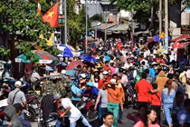 Chen nhau cầu khấn, xếp hàng đánh chuông đầu năm mới ở TP.HCM