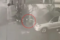 Sinh con khi đang tham gia lễ hội, bà mẹ trẻ hành động sốc