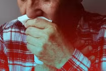 Người tiêm đủ vắc xin COVID-19 nhiễm chủng Omicron có triệu chứng gì?