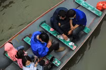 Ban quản lý chùa Hương nói gì trước tình trạng du khách đánh bài trên thuyền?