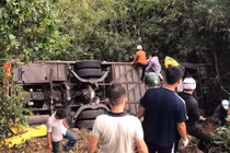 Xe chở 36 người lao xuống vực sau va chạm xe tải trên đèo Bảo Lộc