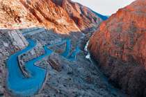 Cận cảnh cung đường tuyệt đẹp nhưng nguy hiểm nhất thế giới