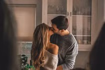 Say nắng đồng nghiệp của chồng