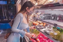 Mặc váy ôm sát đi siêu thị, cô gái xinh đẹp hút vạn ánh nhìn