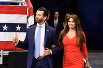 Bạn gái xinh đẹp, “không phải dạng vừa” của con trai cả ông Trump