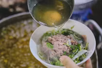 "Không nên vắt chanh vào bát phở nóng hổi": Chuyên gia Việt nói gì?