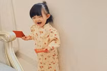 Con gái Đông Nhi “hầu bao rủng rỉnh” ngày Tết