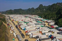 Tài xế lo lắng phải đền cả trăm triệu vì tắc biên ở cửa khẩu Tân Thanh