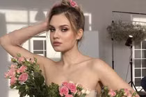 Mê đắm thiếu nữ phương Tây đẹp như tiên khi che thân bằng hoa