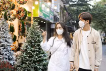 Giữa mùa đông, vì sao người dân miền Bắc chưa cần mặc áo ấm?