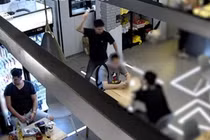 Nam thanh niên đang ngồi trong nhà hàng thì bất ngờ bị đập chai bia vào đầu