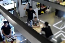 Nam thanh niên đang ngồi trong nhà hàng thì bất ngờ bị đập chai bia vào đầu