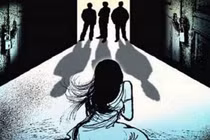 Người phụ nữ bị cưỡng hiếp tập thể trước mặt chồng giữa đêm