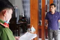 Bắt cán bộ Hải quan liên quan đến vụ buôn lậu 100 tấn đường cát