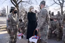 Ảnh: Tân Đệ nhất phu nhân Mỹ tặng bánh cho Vệ binh Quốc gia