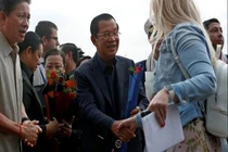 Du thuyền bị "hắt hủi" giữa dịch Covid-19 cập cảng Campuchia: Niềm hân hoan hóa nỗi lo tột độ ra sao?