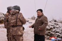 Ảnh: Ông Kim Jong Un chỉ đạo thử tên lửa phóng từ tàu ngầm