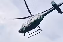 Kinh hãi thanh niên Kenya đu càng đáp trực thăng giữa không trung