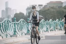 Diện legging gợi cảm đạp xe quanh hồ Tây: Ai đẹp - ai phản cảm?