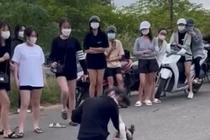 Hai nữ sinh đánh nhau, hàng chục bạn đứng xem, quay clip