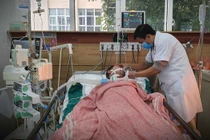 Hôn mê sâu sau khi uống rượu mua tại quầy tạp hóa