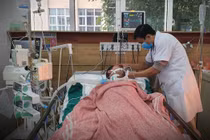 Hôn mê sâu sau khi uống rượu mua tại quầy tạp hóa