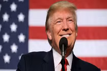 Loạt hình ấn tượng về Tổng thống Trump vừa bước sang tuổi 74