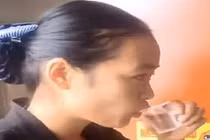 Tranh cãi việc nhân viên vệ sinh Trung Quốc uống nước bồn cầu