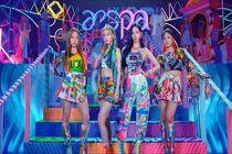 Nữ ca sĩ Trung Quốc diện quần ngắn giữa thời tiết âm 13 độ C