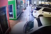 Video: Tài xế đạp nhầm chân ga, ôtô lao vọt vào cửa hàng