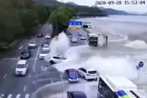 Hãi hùng cảnh thủy triều cuốn phăng loạt ôtô đang di chuyển trên đường