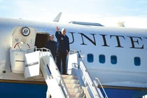 Không lực 2 chở Phó Tổng thống Mỹ hạ cánh khẩn cấp