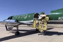 Máy bay bị đâm gần như đứt đôi giữa không trung